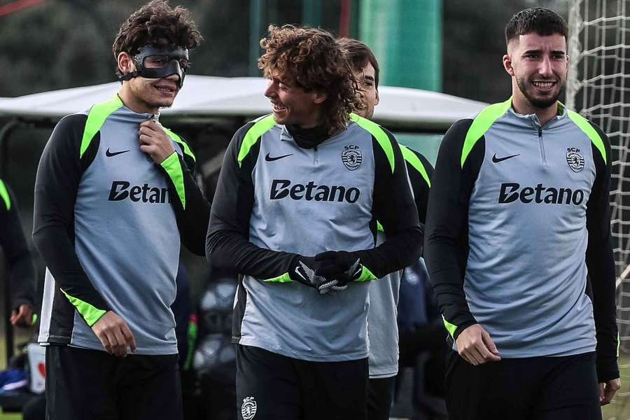 Eduardo Quaresma de máscara com Ricardo Mangas e Gonçalo Inácio