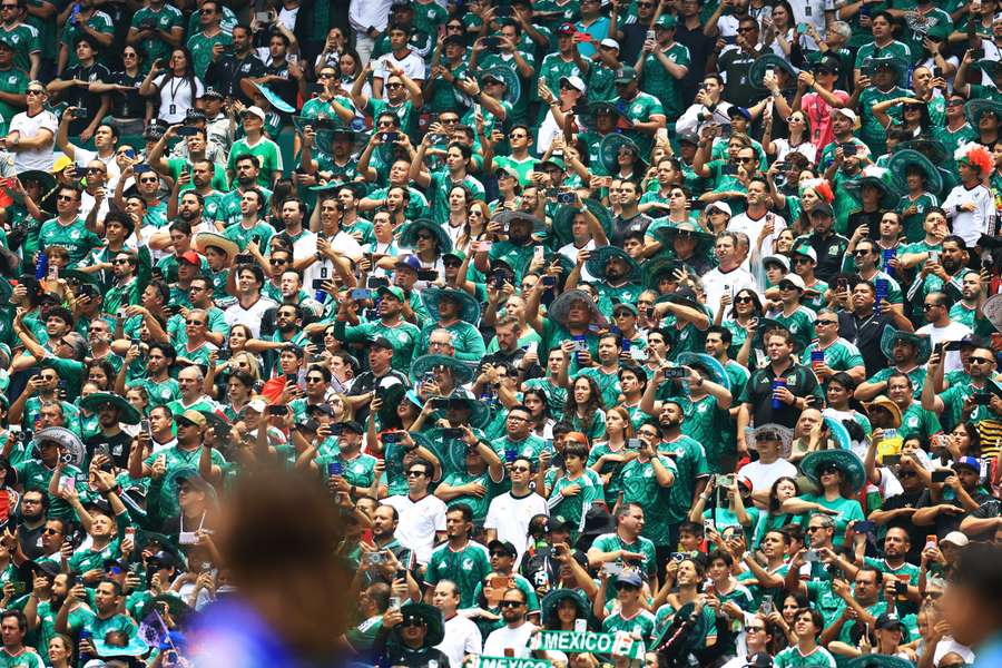 Torcedores no estádio Azteca, o palco de abertura da Copa Torcedores no estádio Azteca, o palco de abertura da Copa