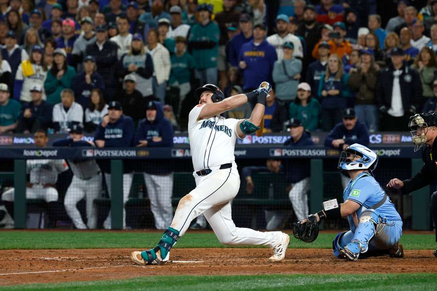 Mariners' Cal Raleigh hits a home run in Game 5 of the 2025 ALCS