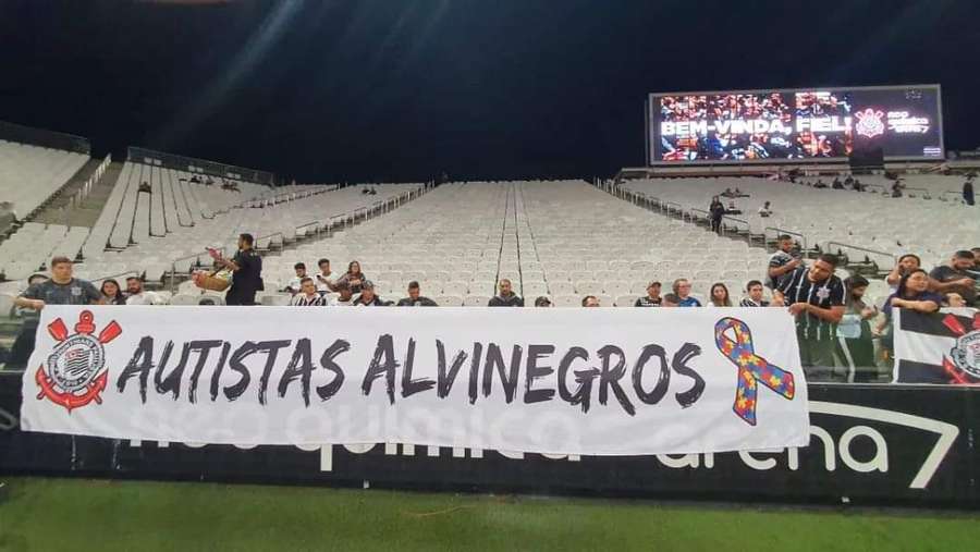Torcida Autistas Alvinegros marca presença com faixa na Neo Química Arena