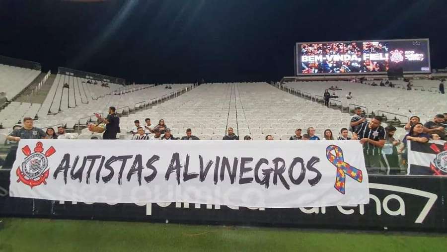 Torcida Autistas Alvinegros marca presença com faixa na Neo Química Arena Torcida Autistas Alvinegros marca presença com faixa na Neo Química Arena