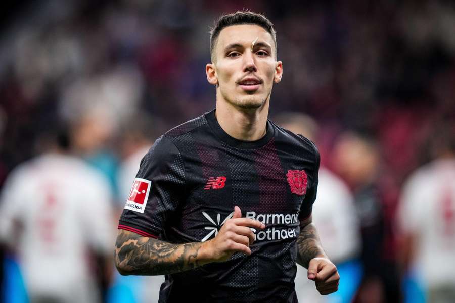 Grimaldo é o defensor que mais marca pelo Leverkusen