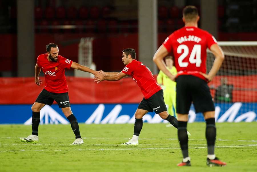 Abdon Prats en Vedat Muriqi vieren de tweede goal van Real Mallorca