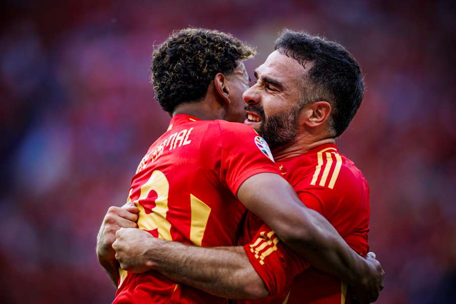 Yamal y Carvajal, abrazados tras el gol del segundo a pase del primero