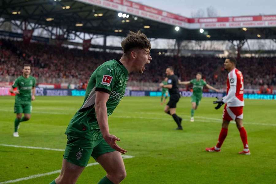 Ullrich hatte seinen Premierentreffer (10.) zur Gladbacher Führung dabei selbst mit einem Pass auf Vorlagengeber Robin Hack eingeleitet.