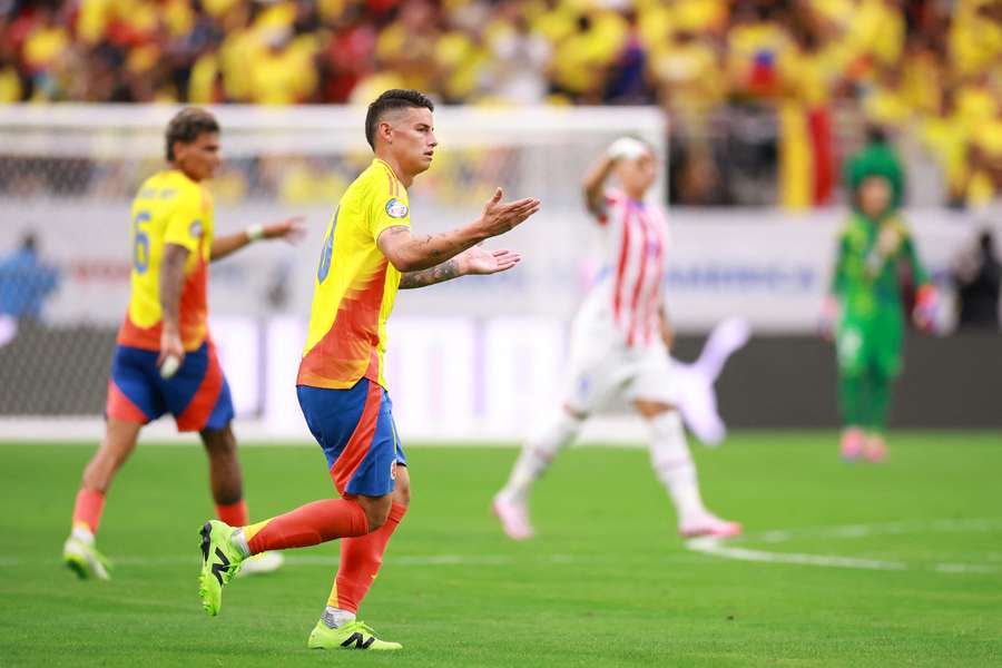 James Rodríguez contra o Paraguai