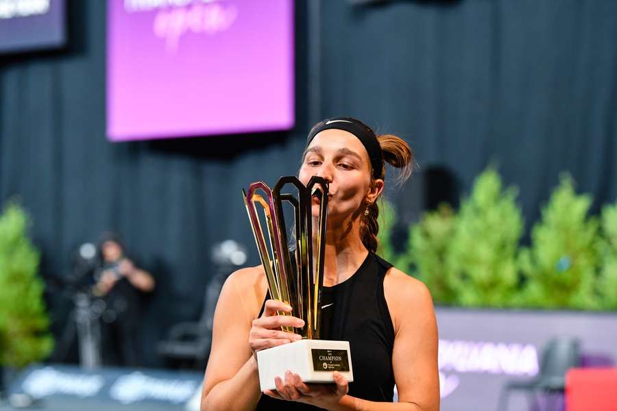 Tamara Korpatschová se svou první trofejí pro vítězku turnaje WTA.