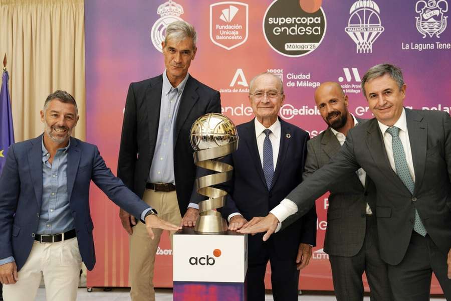 Antonio Martín, con el alcalde de Málaga, Francisco de la Torre, y los representantes de Endesa y la Junta de Andalucía