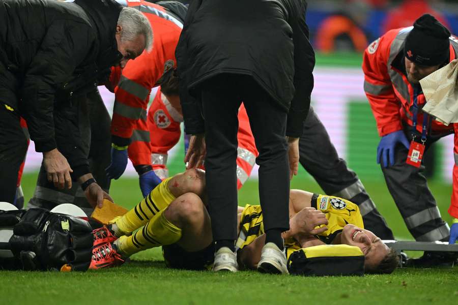 Schlotterbeck, lesionado contra el Barcelona.