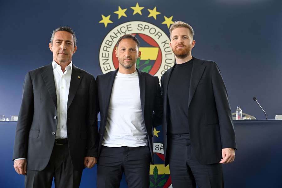 Zleva prezident klubu Ali Koc, trenér Domenico Tedesco a sportovní ředitel Devin Özek