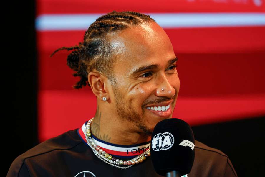 Lewis Hamilton ri-se durante uma conferência de imprensa de antevisão