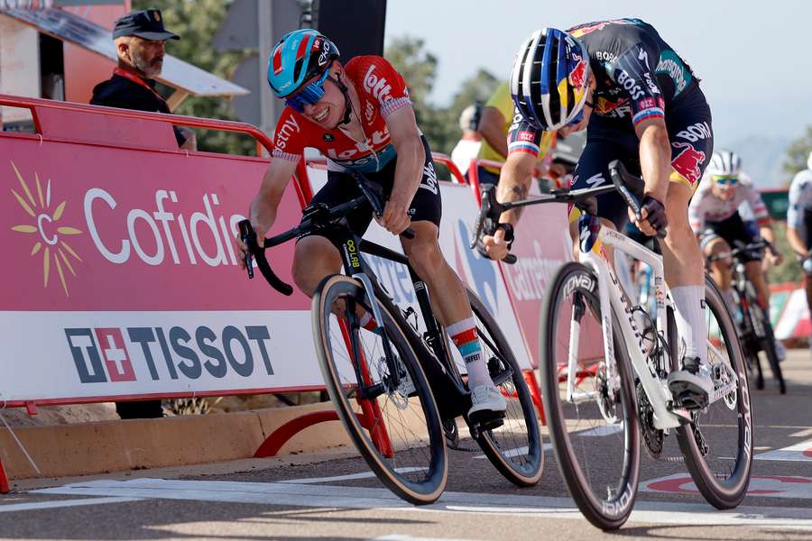 Roglic, à droite, sur la ligne d'arrivée.