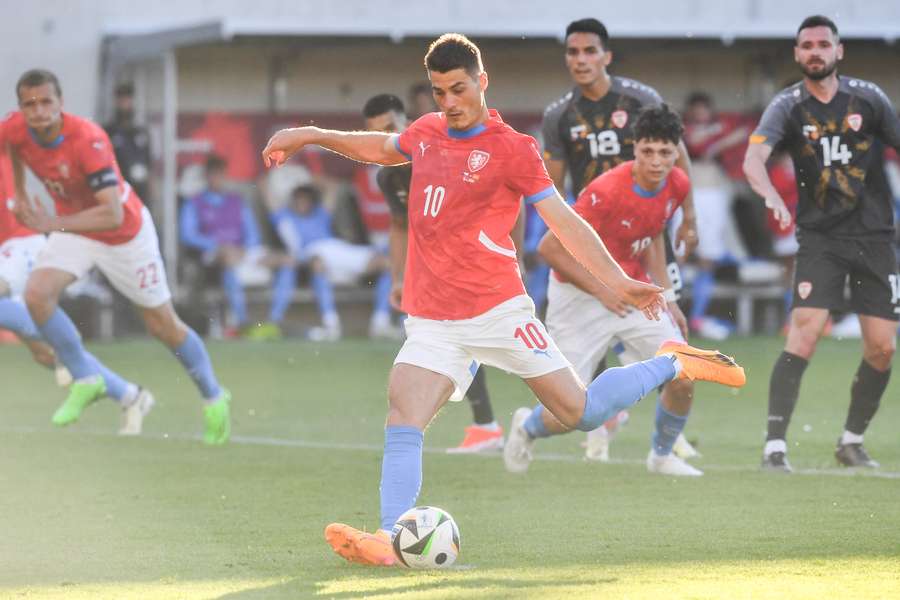 Patrik Schick penaltu v zápase se Severní Makedonií bezpečně proměnil.