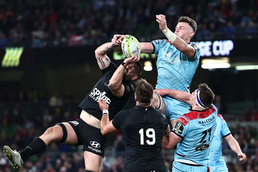 Glasgow Warriors' Australian number 8 Jack Dempsey (R) fights for the ball