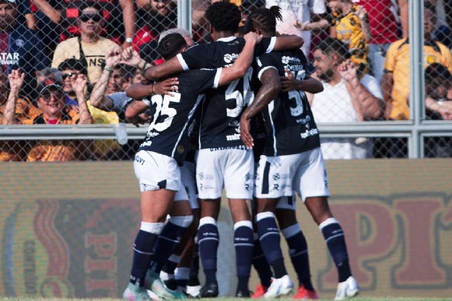 Pedro Rocha é celebrado por companheiros após gols em Manaus