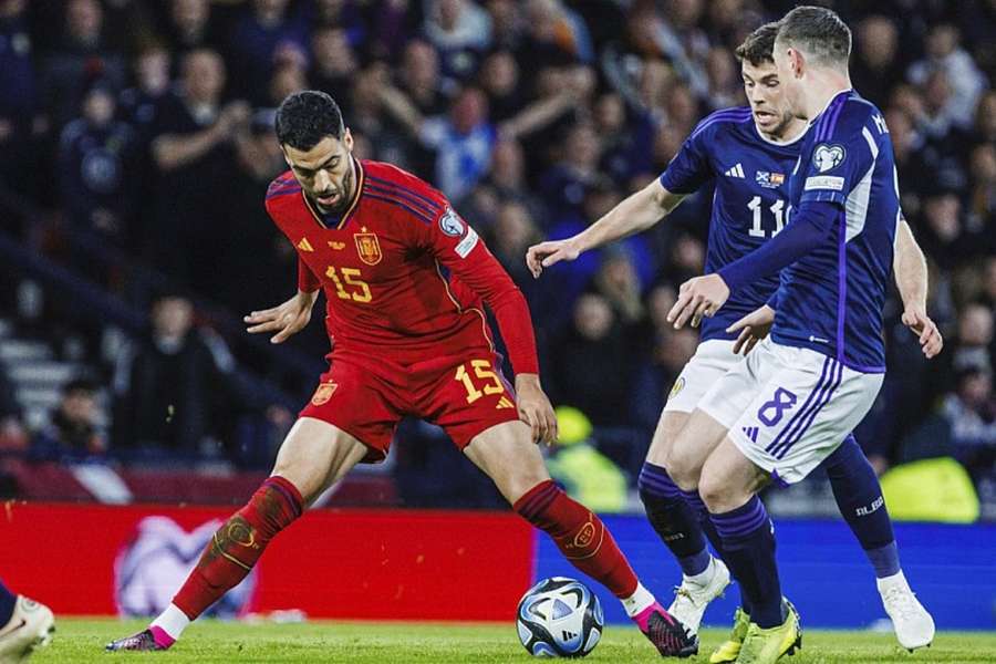 Mikel Merino luta por uma bola em Hampden Park com McGregor e Christie