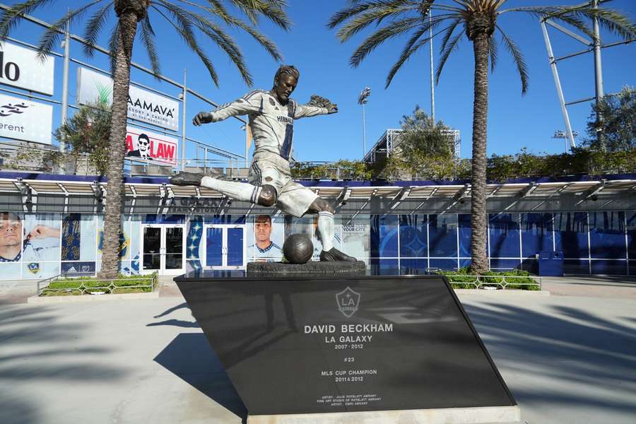 Beckham tem uma estátua no exterior do estádio do LA Galaxy