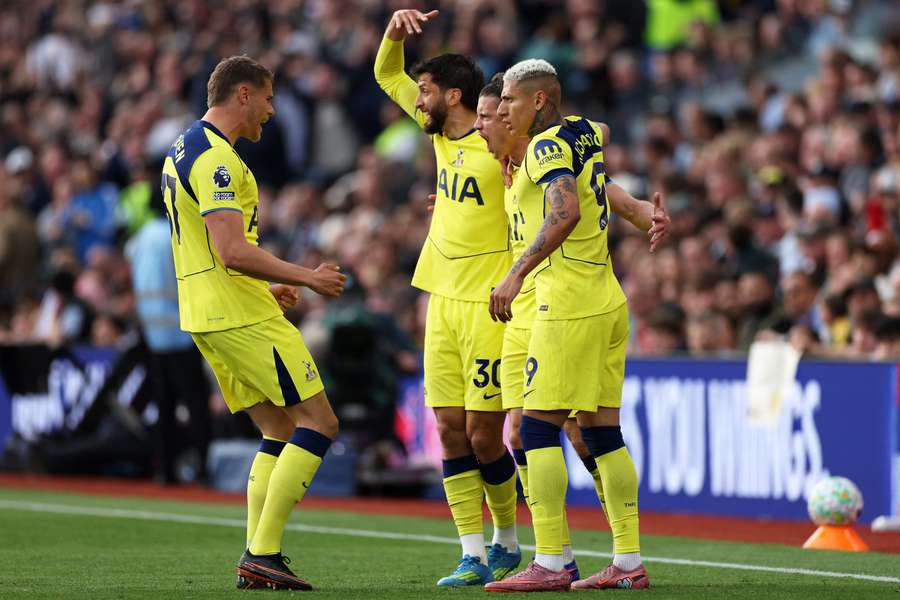 Tottenham zvítězil na hřišti Aston Villy 2:1. 