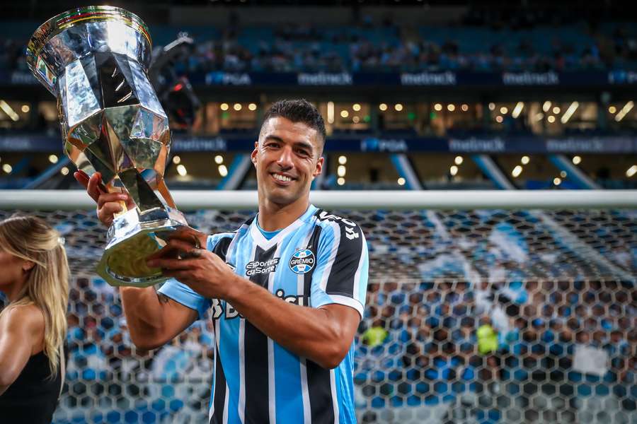 Suárez com a taça de campeão gaúcho de 2023