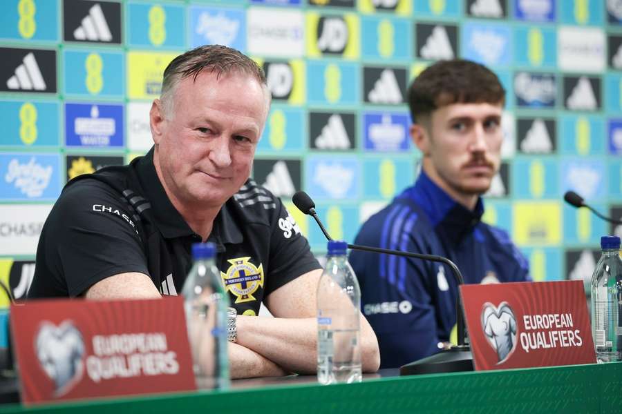 Trainer Michael O'Neill (l.) und Trai Hume (r.)
