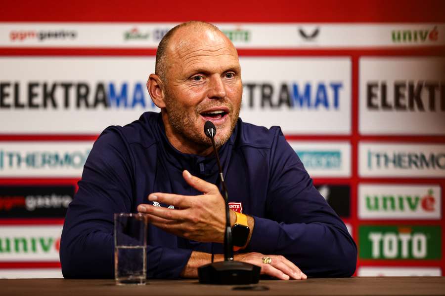 Twente-trainer Oosting tijdens een persconferentie