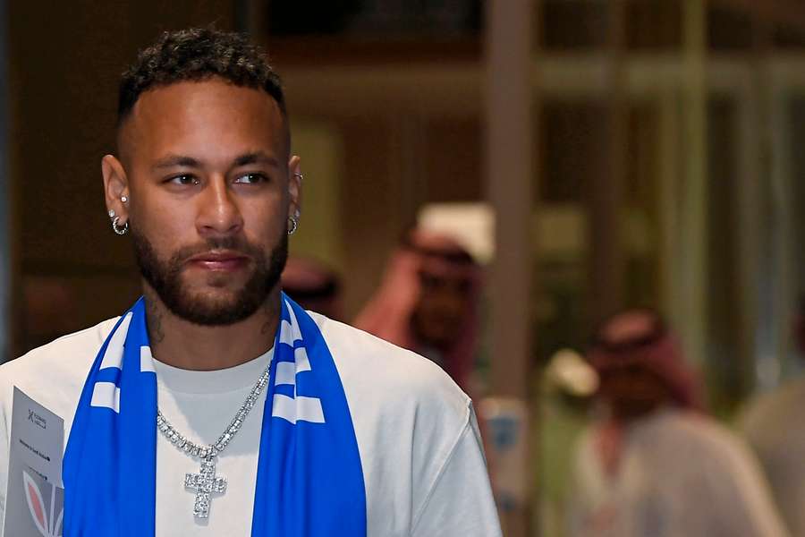 Neymar in afwachting van zijn introductie