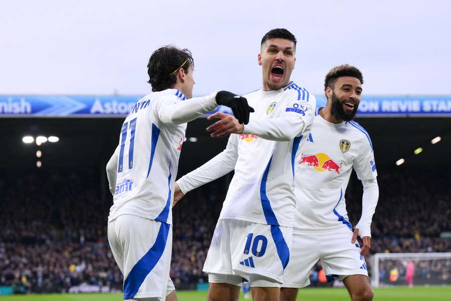 Jogadores do Leeds comemoram uma vitória gigantesca