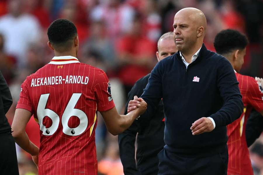 Arne Slot y Trent Alexander-Arnold 