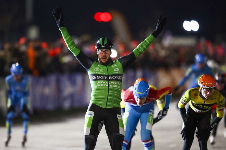 Schaatser Gary Hekman na 100 rondjes snelste bij heren op natuurijs in Burgum