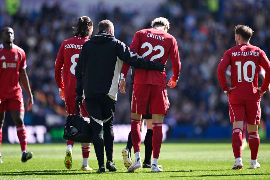 Hugo Ekitike quittant le terrain ce samedi.