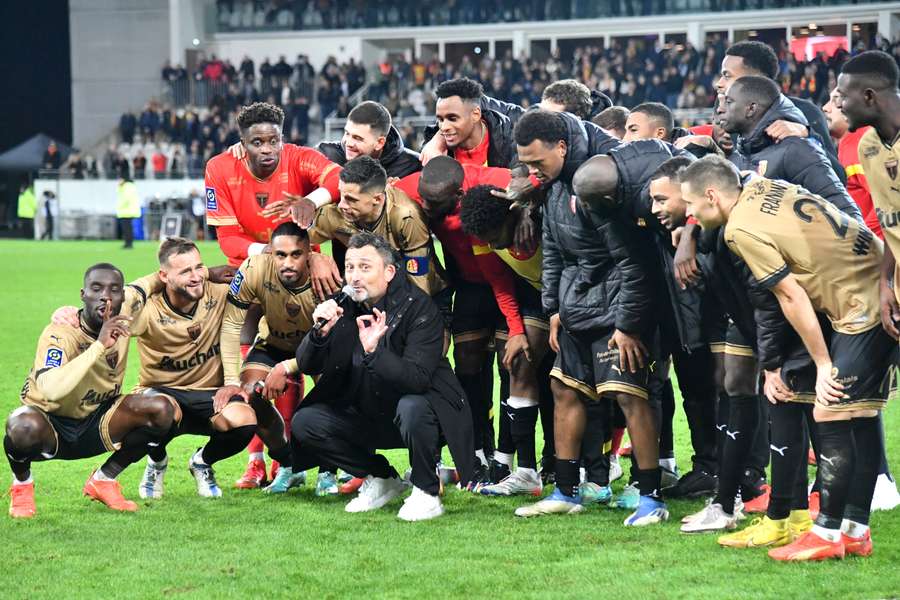 Le groupe célébrant la victoire contre le PSG