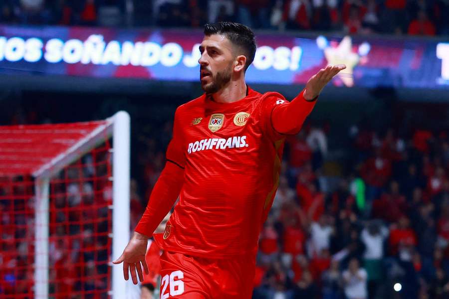 Paulinho bisou em apenas quatro minutos Paulinho bisou em apenas quatro minutos