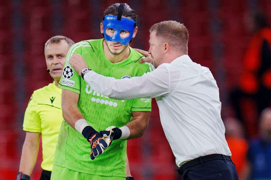 FCKs Cheftræner Jacob Neestrup og Kamil Grabara under Champions League-kampen mellem FC København og Raków Czestochowa FCKs Cheftræner Jacob Neestrup og Kamil Grabara under Champions League-kampen mellem FC København og Raków Czestochowa