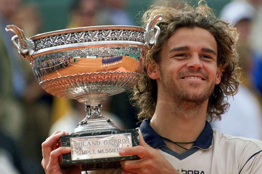 Gustavo Kuerten com o troféu do bi em Roland Garros, em 2000