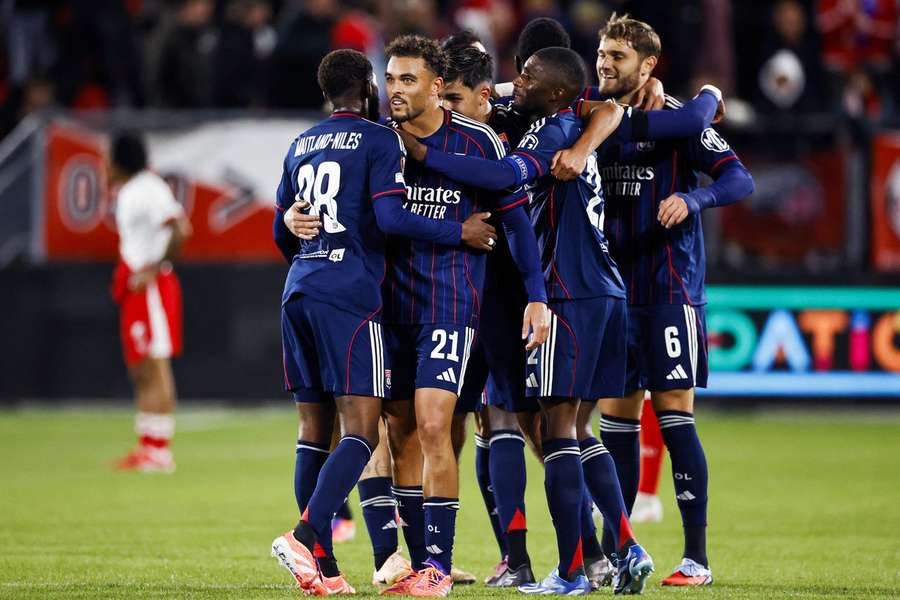 Liga Europa: Lyon vence (0-1), Aston Villa (1-0) e Estugarda cumprem (2-1), Pana goleia (1-4)