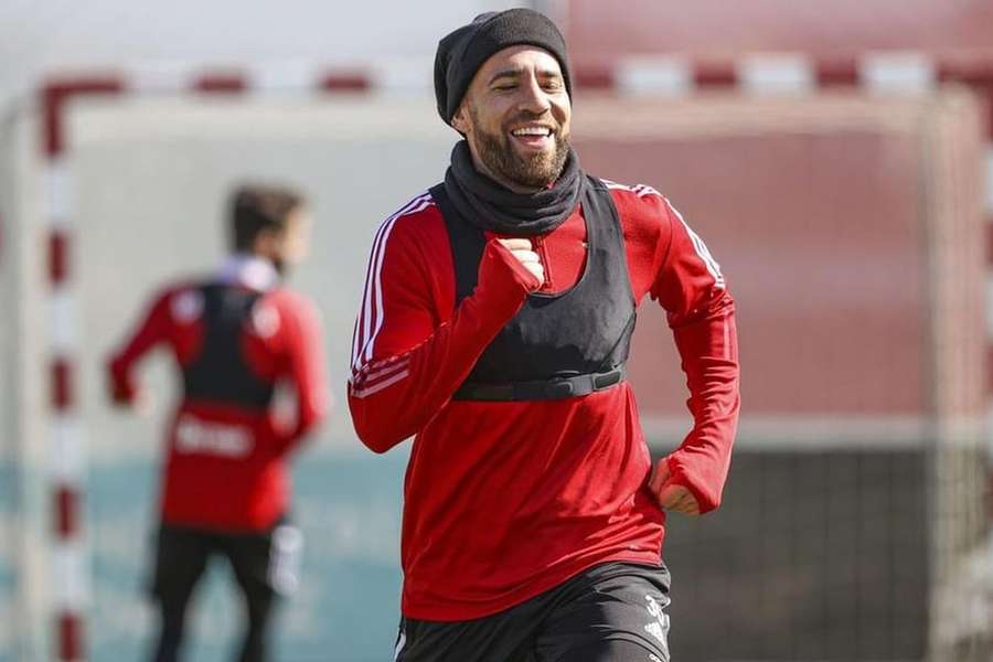 Otamendi corre para ser titular no dérbi