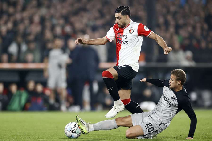 Feyenoord gaat vooralsnog in het komende seizoen niet verder met Alireza Jahanbakhsh (L)