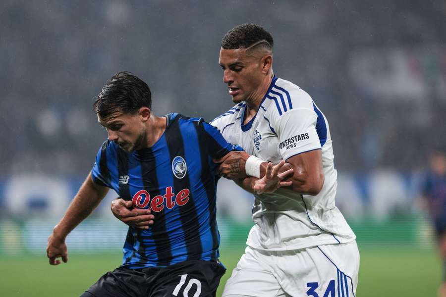 Samardzic e Diego Carlos frente a frente