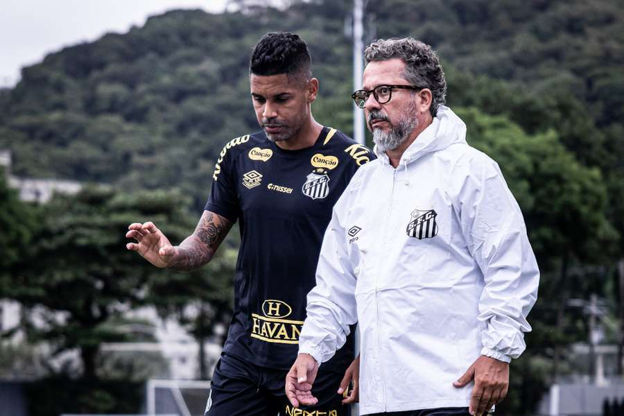 Cléber no primeiro treino no comando do Santos Cléber no primeiro treino no comando do Santos