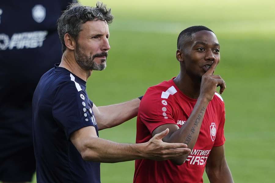 Mark van Bommel en Michel-Ange Balikwisha op de laatste training vóór Barcelona-uit