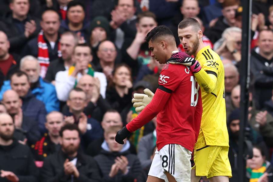 Casemiro é consolado por De Gea