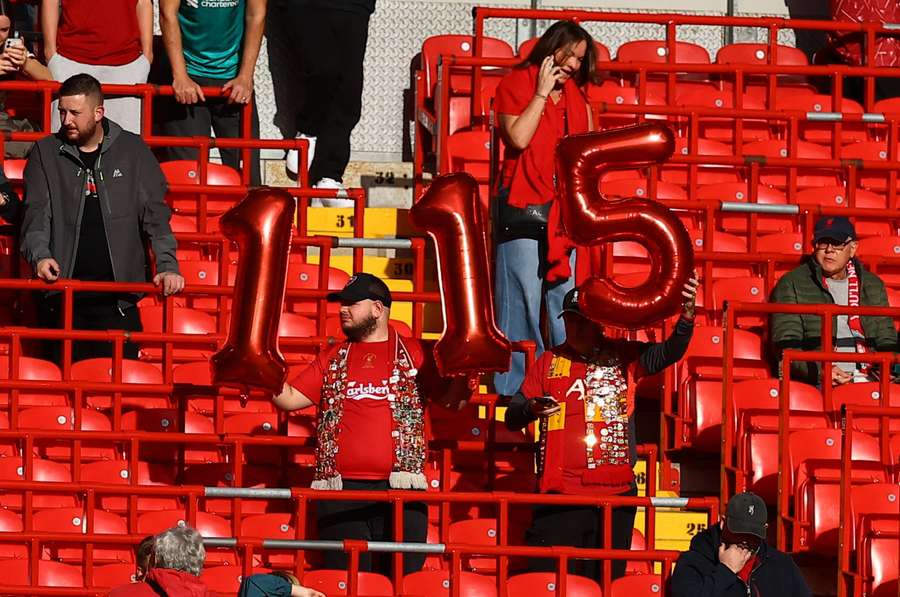 Torcedores do Liverpool fazem protesto em referência as 115 acusações