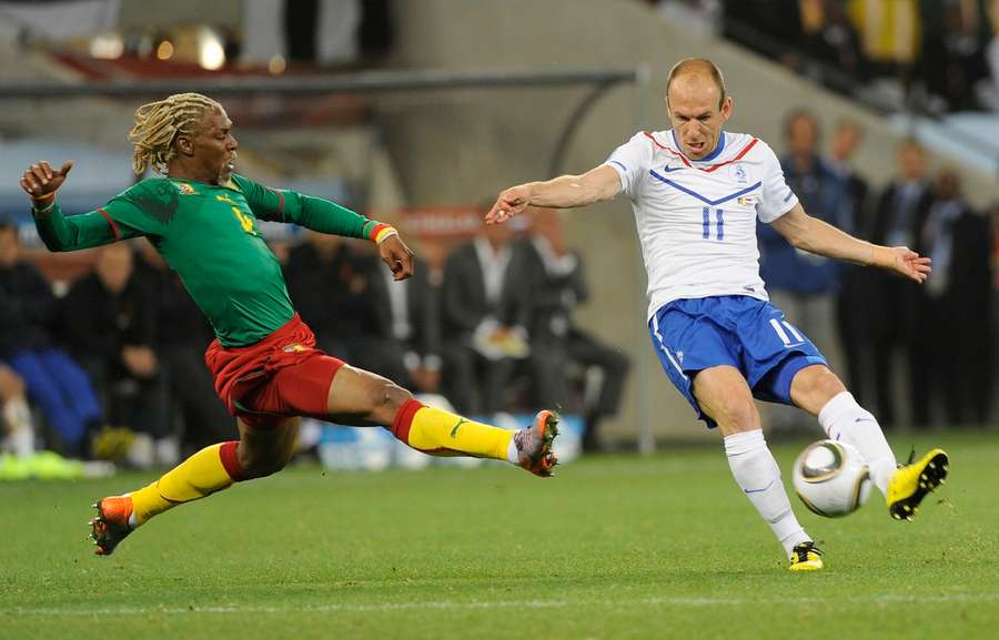 Song in duel met Arjen Robben tijdens het WK 2010
