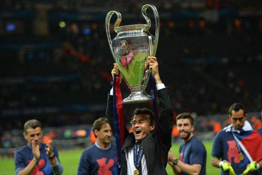 Luis Enrique alza al cielo la Champions vinta con il Barcellona dopo aver battuto in finale la Juventus