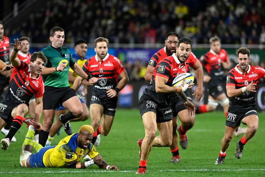 Toulouse centre Sofiane Guitoune runs with the ball against Clermont