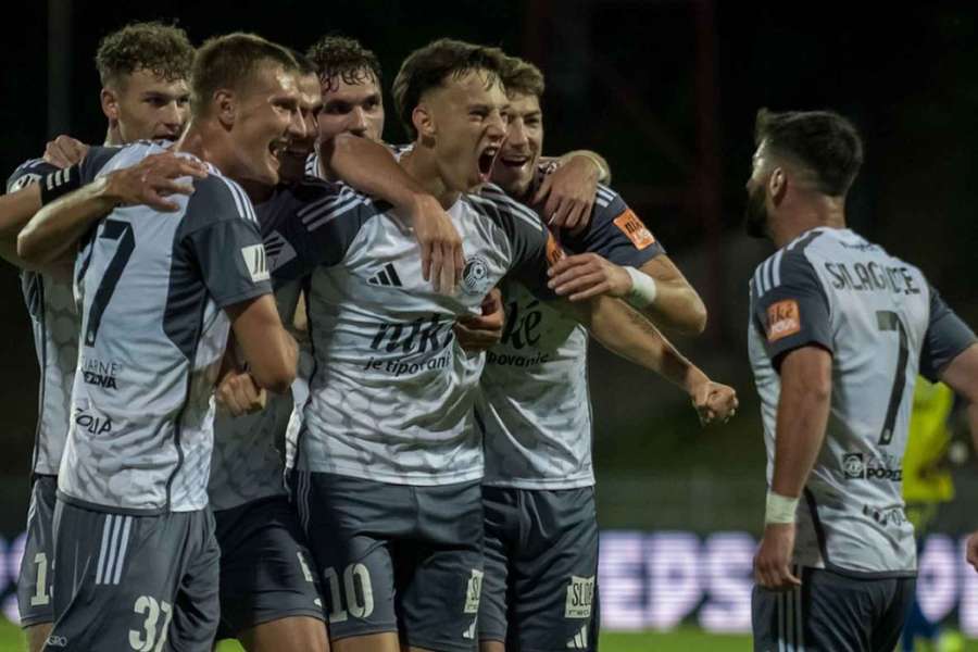 Český útočník Radek Šiler slaví se spoluhráči na půdě Michalovců.