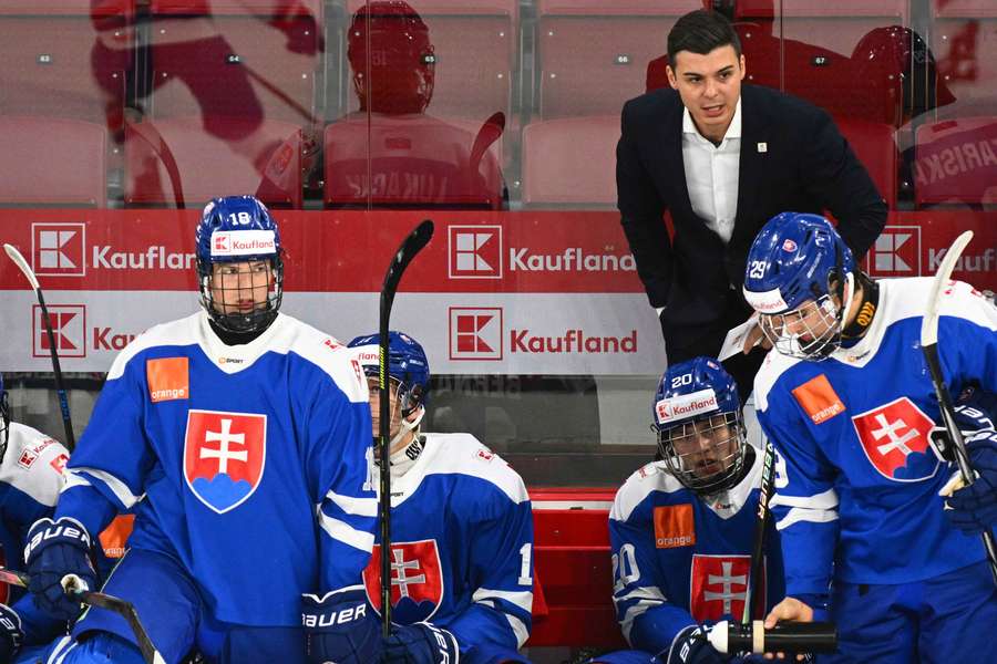 Zverenci trénera Dendisa sa tešia z ďalšej výhry. Zverenci trénera Dendisa sa tešia z ďalšej výhry.