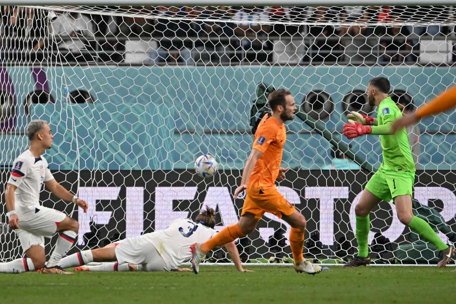 Linksverteidiger Daley Blind legt nach zum 2:0 für Oranje.