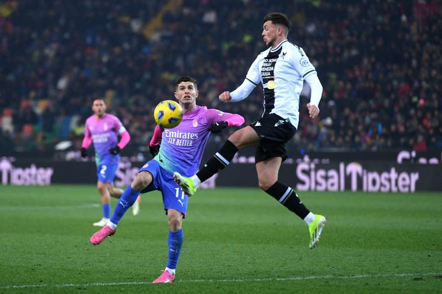 Christian Pulisic of AC Milan is challenged by Lazar Samardzic of Udinese