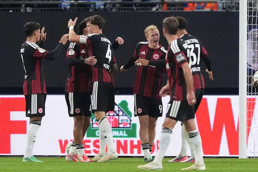 Frankfurt besiegt Hamburg und zieht in die nächste Runde ein. Frankfurt besiegt Hamburg und zieht in die nächste Runde ein.